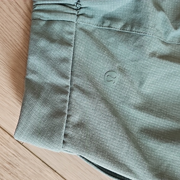 Lululemon Ventlight Cargo Mid Rise Crop Athleisure Pants, Size 10 - Picture 12 of 16